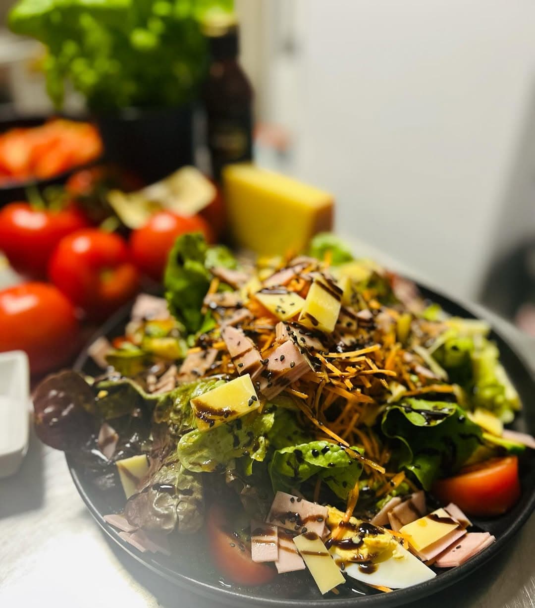 Insalata della casa ✨ ✨gemischter Salat mit Schinken, Käse und Ei ✨ #salat #insalata #tomaten #gurken #käse #schinken #ei #lecker #kommtvorbei #EATaliano #achern